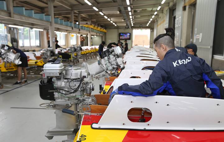 미사리경정장에서 선수들이 최고의 기량을 선보이기 위해 모터보트를 정비하고 있다.(사진 국민체육진흥공단 제공)