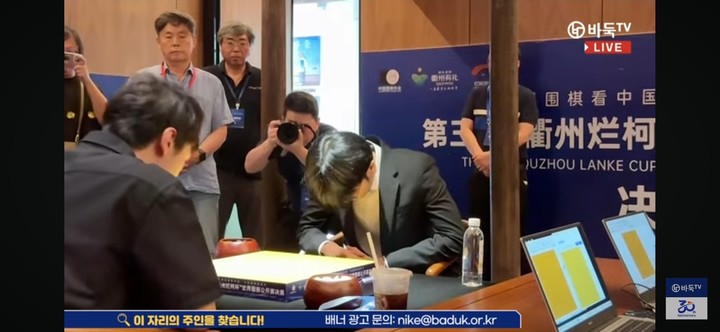 신진서 9단과 당이페이 9단이 본격적인 승부를 벌이기에 앞서 목례를 하고 있다.(사진 바둑TV 캡처)