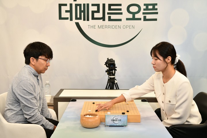 목진석 9단과 오유진 9단(오른쪽)이 일전을 벌이고 있다.(사진 한국기원 제공)