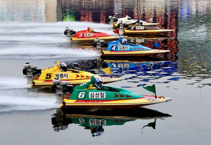 제23회 쿠리하라배 특별경정 결승전에 출전한 선수들이 플라잉 스타트로 경주를 시작하고 있다.(사진 국민체육진흥공단 제공)