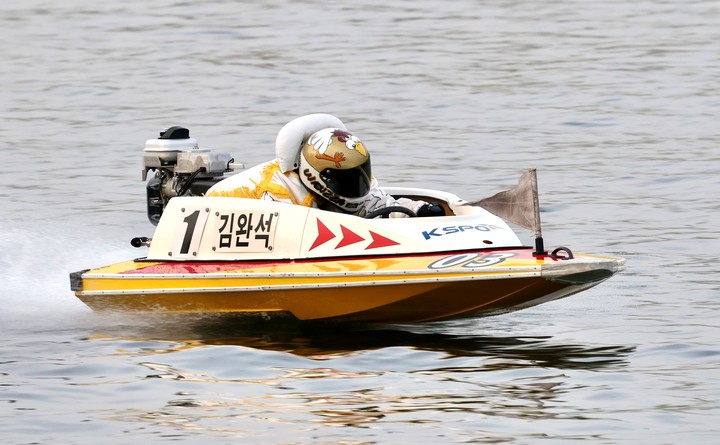 김완석이 가장 먼저 결승선을 향해 달려오고 있다.(사진 국민체육진흥공단 제공)
