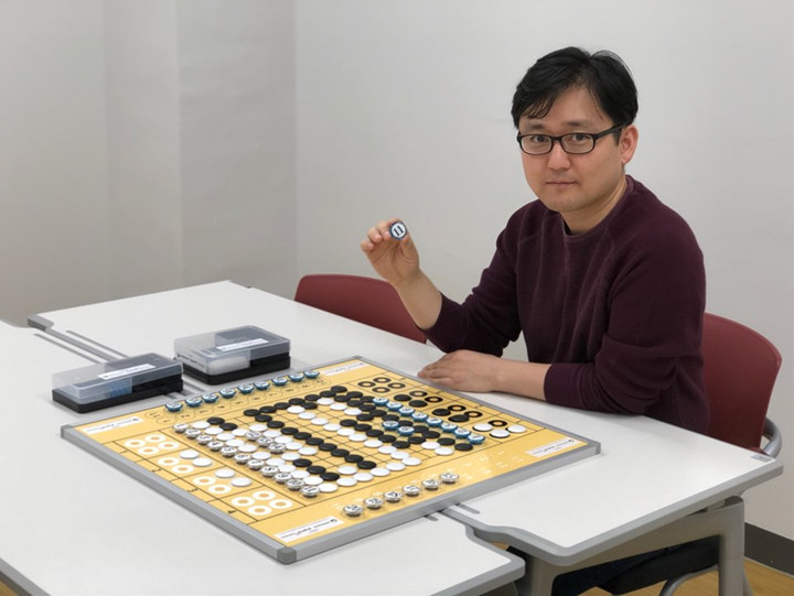 발달장애인을 위해 ‘아름바둑’을 고안한 김명완 9단.(사진 한국기원 제공)