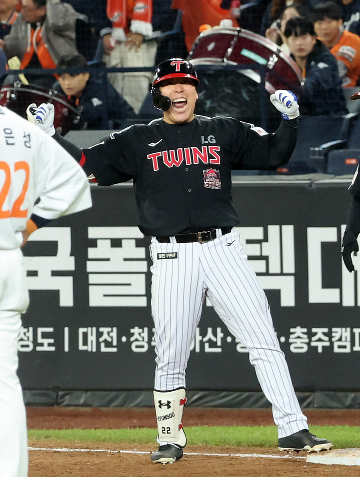 30일 대전 한화생명볼파크에서 열린 한국시리즈 4차전 한화 이글스와 경기에서 9회초 무사 2, 3루 상황에 2타점 적시타를 친 뒤 한호하는 LG 김현수