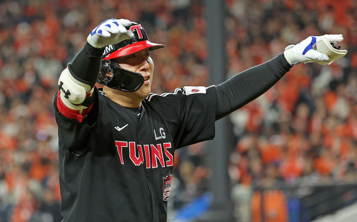 31일 대전 한화생명볼파크에서 열린 한국시리즈 5차전 한화와 경기에서 8회초 안타를 친 뒤 세레머니하는 LG 김현수