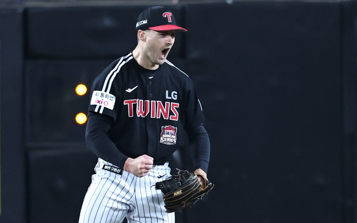 31일 대전 한화생명볼파크에서 열린 한국시리즈 5차전 한화와 경기에서 7회말 삼진을 잡아낸 뒤 포효하는 LG 톨허스트