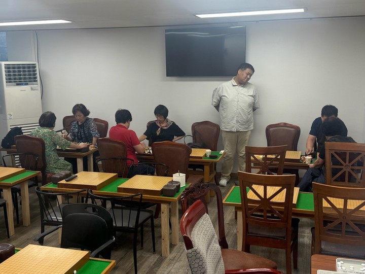 서중휘 7단이 수강생들을 지도하고 있다.(사진 한국기원 제공)