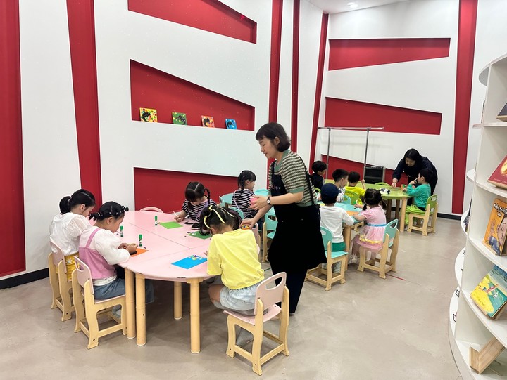 광명스피돔 어린이 문화교실을 찾은 어린이들이 만들기 체험을 하고 있다.(사진 국민체육진흥공단 제공)