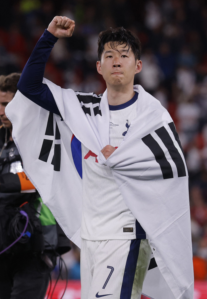 22일 유럽축구연맹(UEFA) 유로파리그 우승을 차지한 뒤 기뻐하는 토트넘 홋스퍼의 손흥민