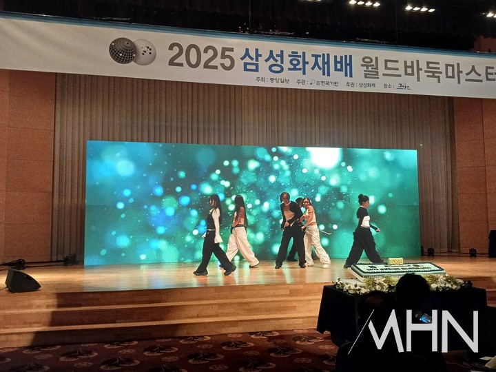 허니제이가 이끄는 홀리뱅이 삼성화재배 개막식 축하 무대를 장식했다.(사진 제주에서 MHN 엄민용 선임기자) 