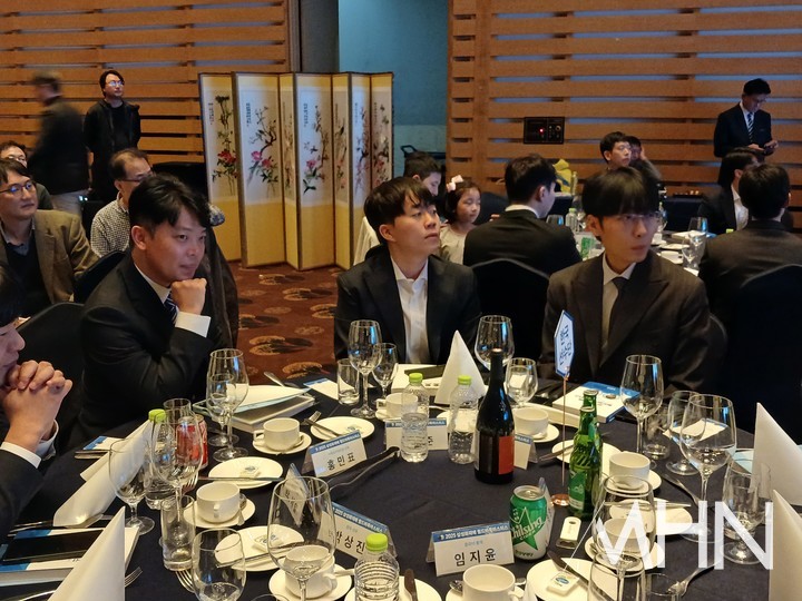 신진서 9단, 신민준 9단, 홍민표 국가대표 감독(오른쪽부터)이 개막식 자리를 지키고 있다.(사진 제주에서 MHN 엄민용 선임기자) 