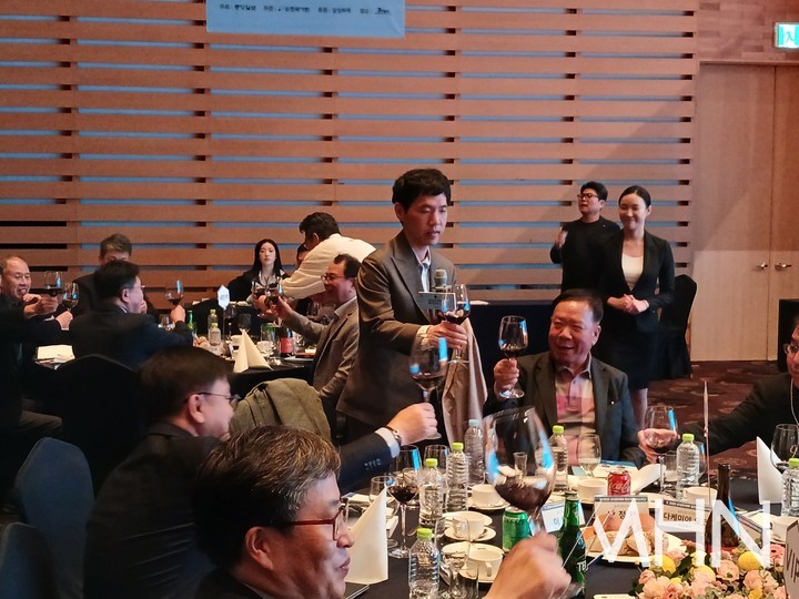 ‘신산’ 이창호 9단이 성공적인 대회를 기원하며 건배를 제의하고 있다.(사진 제주에서 MHN 엄민용 선임기자) 