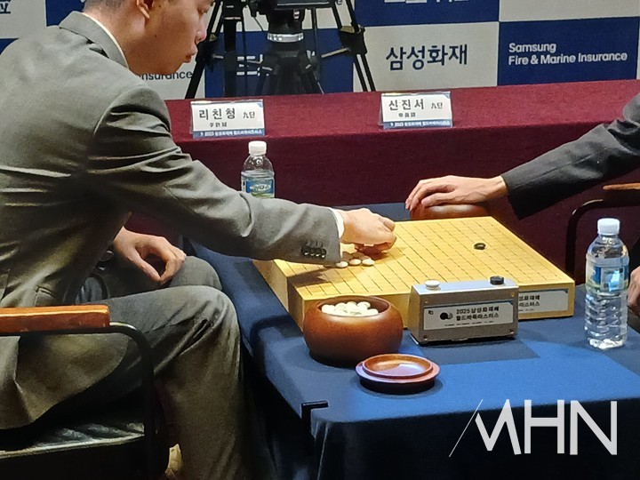 신진서 9단과 리친청 9단이 대국 전에 돌을 가리고 있다.(사진 제주에서 MHN 엄민용 선임기자)