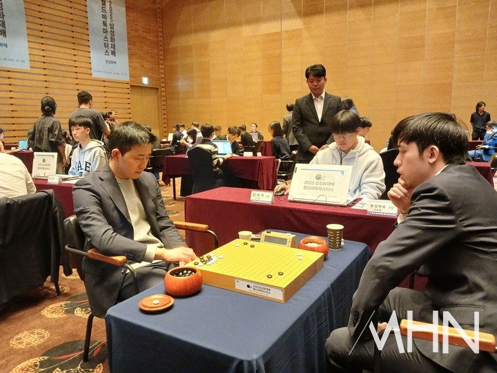 김지석 9단(왼쪽)이 중국의 강자 왕싱하오 9단을 꺾는 기염을 토했다.(사진 제주에서 MHN 엄민용 선임기자)