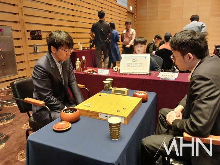 한국 선수단의 맏형 목진석 9단(왼쪽)이 펑리야오 9단의 대마를 사냥하며 16강에 진출했다.(사진 제주에서 MHN 엄민용 선임기자)