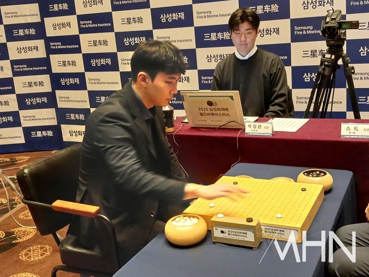 박정환 9단이 반상에 착점하고 있다.(사진 제주에서 MHN 엄민용 선임기자)