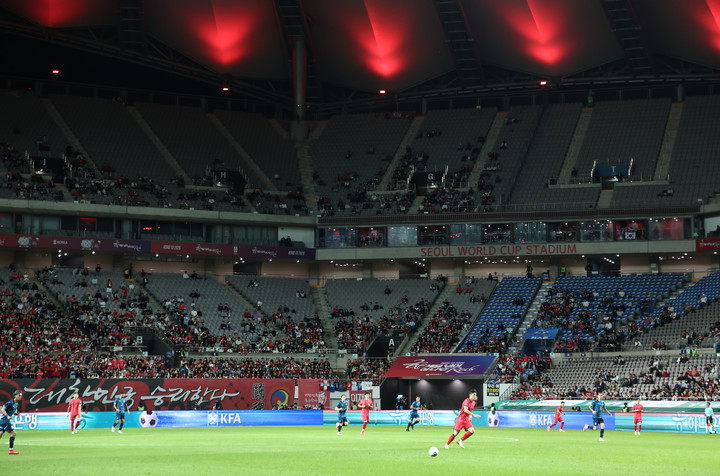 14일 파라과이와 경기가 열린 서울월드컵경기장. 경기가 한창 진행 중이지만 관중석 빈 곳이 많이 보인다.