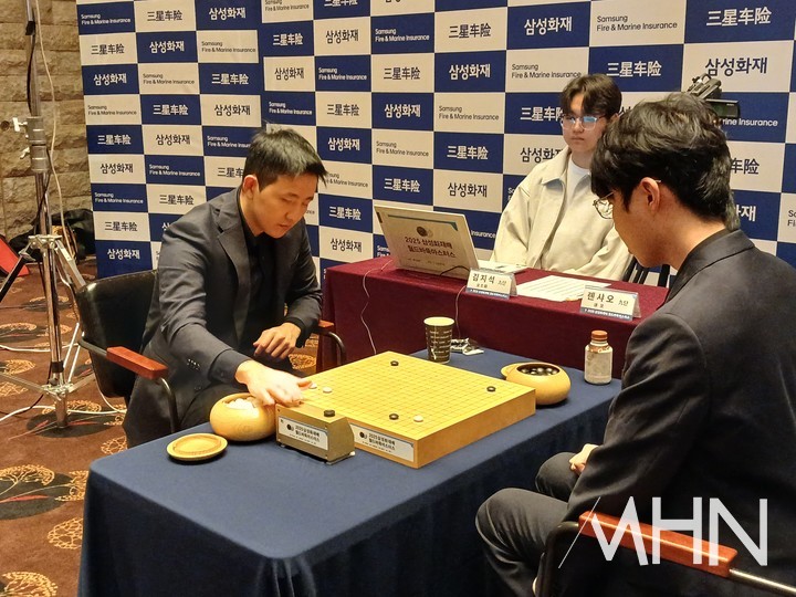 김지석 9단이 반상에 착점하고 있다.(사진 MHN 엄민용 선임기자)