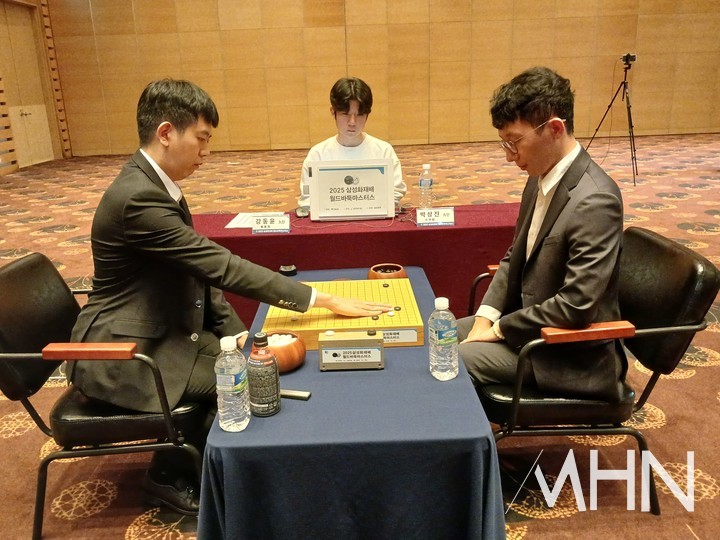 강동윤 9단(왼쪽)과 박상진 9단이 대국을 벌이고 있다.(사진 MHN 엄민용 선임기자)