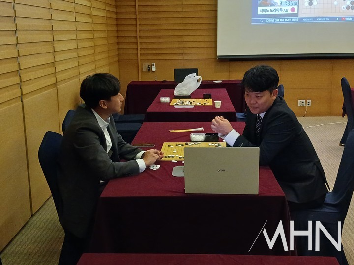 대국장 옆에 마련된 검토실에서 홍민표 한국 국가대표팀 감독과 최철한 국가대표팀 코치가 한국 선수들의 바둑을 검토하고 있다.(사진 MHN 엄민용 선임기자)