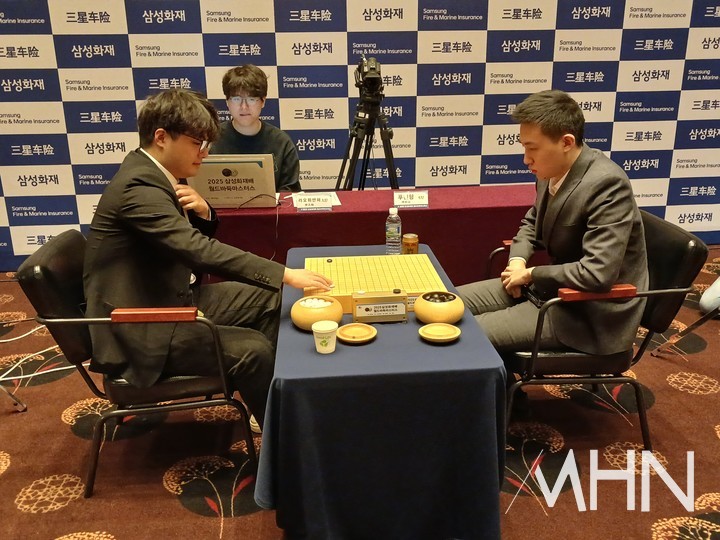 랴오위안허 9단과 푸젠헝 7단이 삼성화재배 4강행을 다투고 있다.(사진 제주에서 MHN 엄민용 선임기자)