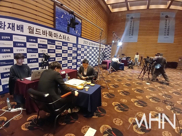 삼성화재배 월드바둑마스터스 8강전 첫째 날 경기가 벌어지고 있는 대국장 전경.(사진 제주에서 MHN 엄민용 선임기자)