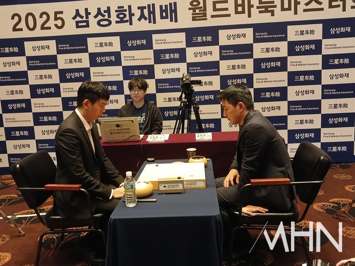 동갑내기 강동윤 9단(왼쪽)과 김지석 9단이 4강행을 다투고 있다.(사진 제주에서 MHN 엄민용 선임기자)