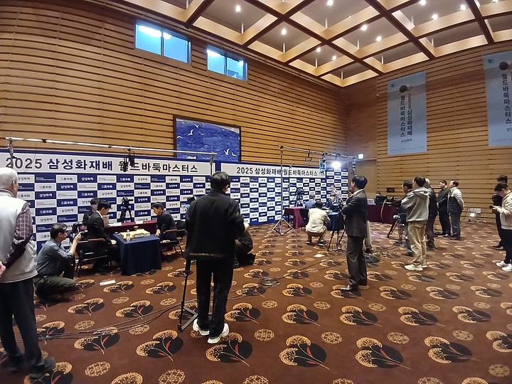 삼성화재배 8강 둘째 날 경기가 벌어지고 있는 대국장 전경.(사진 제주에서 MHN 엄민용 선임기자)