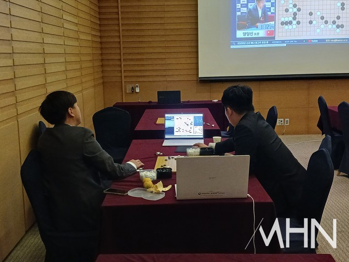 국가대표팀 홍민표 감독(오른쪽)과 최철한 코치가 검토실에서 한국 선수들의 대국을 지켜보고 있다.(사진 제주에서 MHN 엄민용 선임기자)