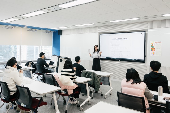 SK행복나눔재단 취업 연계형 장애인 육성 프로그램에 참여한 장애인 훈련생들이 직무 훈련을 받고 있다