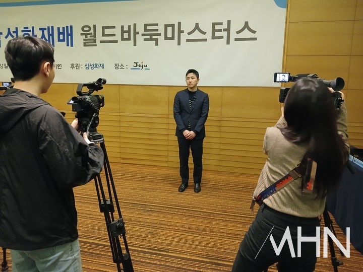 김지석 9단이 8강전 승리 후 인터뷰를 하고 있다.(사진 제주에서 MHN 엄민용 선임기자)