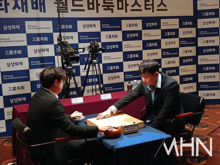 박정환 9단이 첫 수를 두고 있다.(사진 제주에서 MHN 엄민용 선임기자)