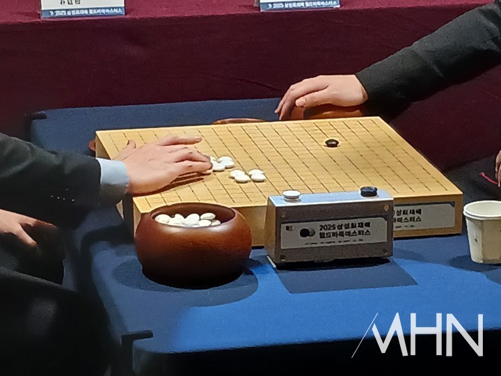 박정환 9단과 랴오위안허 9단이 돌을 가리고 있다.(사진 제주에서 MHN 엄민용 선임기자)