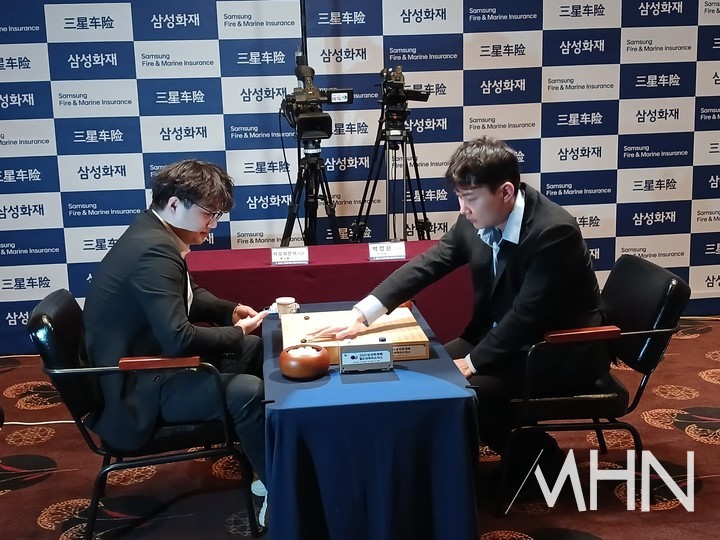 박정환 9단(오른쪽)과 랴오위안허 9단이 승부를 벌이고 있다.(사진 제주에서 MHN 엄민용 선임기자)