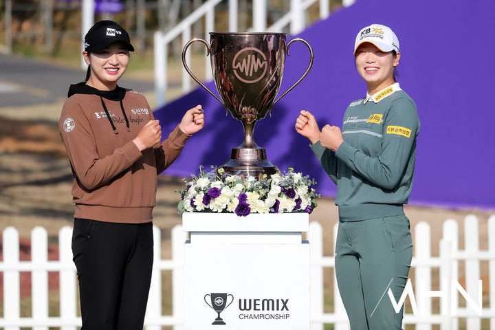 우승 트로피를 사이에 두고 포즈를 취하고 있는 박혜준과 방신실