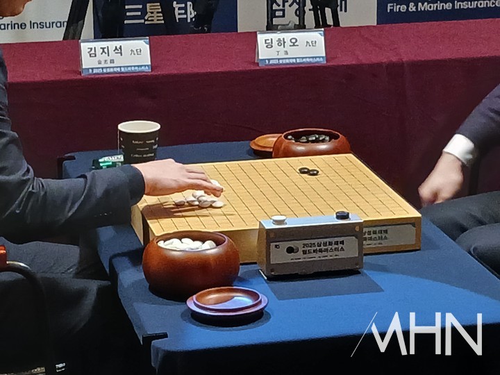 김지석 9단과 딩하오 9단이 돌을 가리고 있다.(사진 제주에서 MHN 엄민용 선임기자)