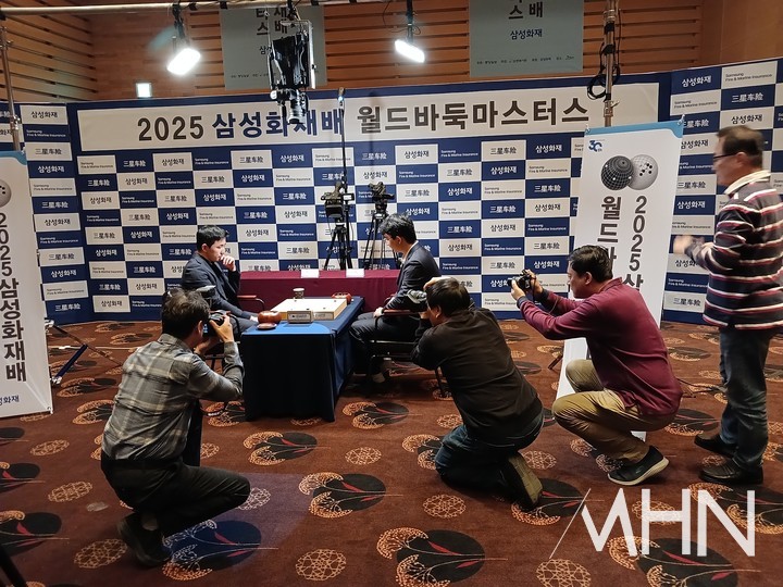 김지석 9단과 딩하오 9단의 승부를 취재하는 열기가 뜨겁다.(사진 제주에서 MHN 엄민용 선임기자)