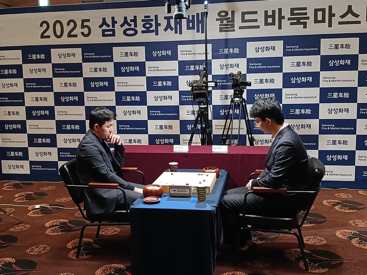 김지석 9단과 딩하오 9단이 일전을 치르고 있다.(사진 제주에서 MHN 엄민용 선임기자)
