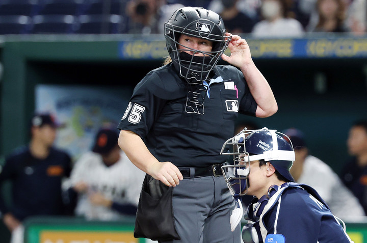 15일 일본 도쿄돔에서 펼쳐진 한국과 일본의 평가전에 주심으로 나선 젠 파월 심판
