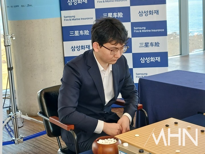 대국 중인 딩하오 9단.(사진 제주에서 MHN 엄민용 선임기자)