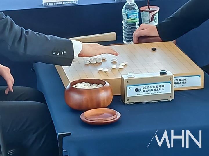 랴오위안허 9단과 딩하오 9단이 돌을 가리고 있다.(사진 제주에서 MHN 엄민용 선임기자)