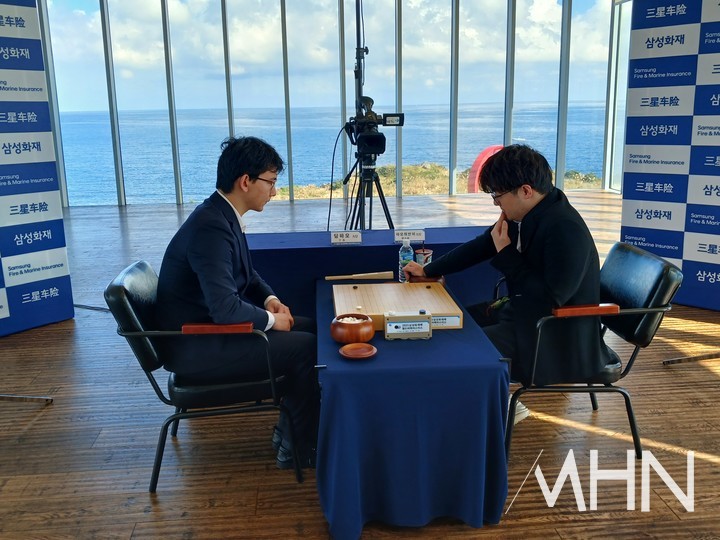 랴오위안허 9단과 딩하오 9단이 대국하고 있다.(사진 제주에서 MHN 엄민용 선임기자)