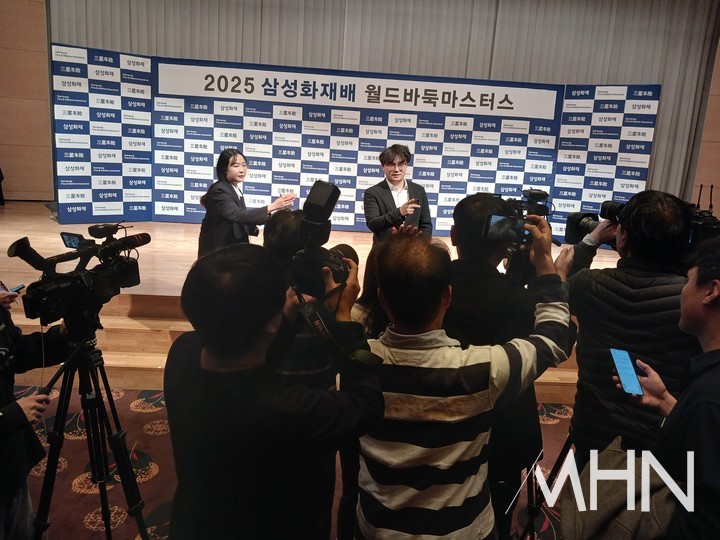 랴오위안허 9단이 많은 취재진 앞에서 인터뷰를 하고 있다.(사진 제주에서 MHN 엄민용 선임기자)