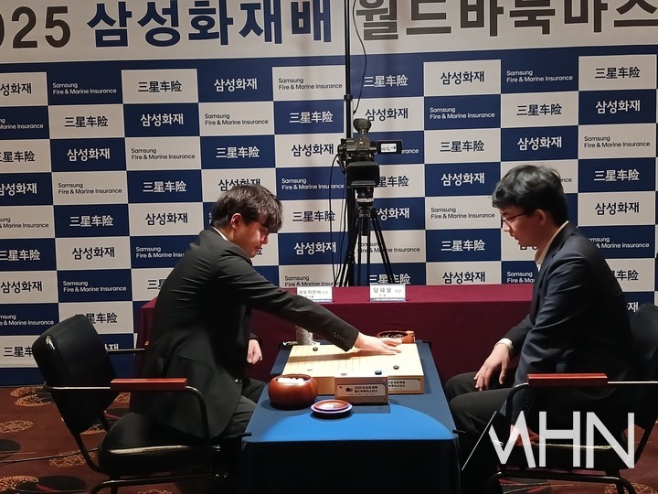 랴오위안허 9단(왼쪽)과 딩하오 9단이 대국을 벌이고 있다.(사진 제주에서 MHN 엄민용 선임기자)