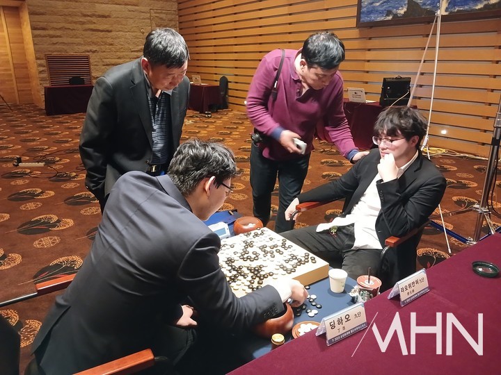 랴오위안허 9단(오른쪽)과 딩하오 9단이 대국 후 중국 바둑 관계자들과 함께 복기를 하고 있다.(사진 제주에서 MHN 엄민용 선임기자)