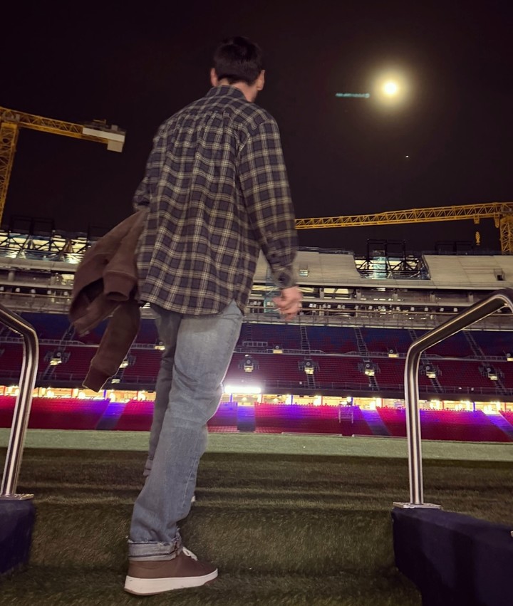 리오넬 메시가 공사 막바지의 캄 노우를 방문한 모습