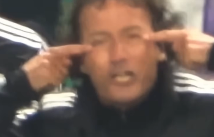 심판을 향해 강력하게 항의하고 있는 전북 타노스 코치