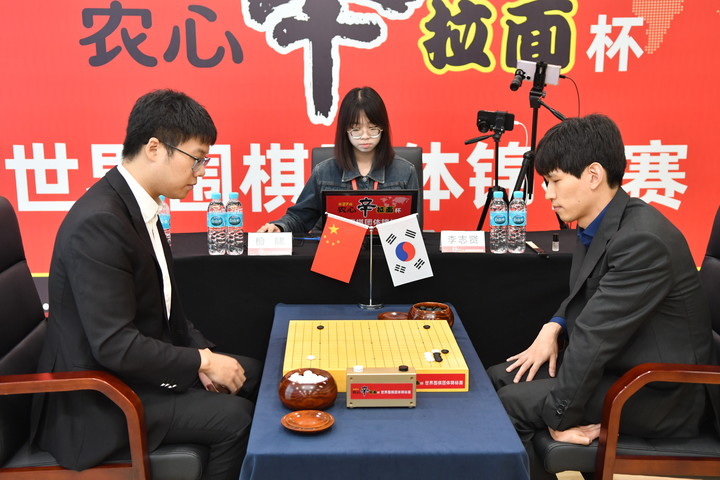 1차전에서 이지현 9단(오른쪽)과 탄샤오 9단이 대국하고 있다.(사진 한국기원 제공)