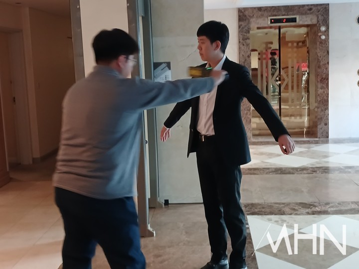 강동윤 9단이 대국장에 입장하기 전 몸 수색을 받고 있다. 전자기기를 휴대하고 대국하다 적발되면 반칙패를 당한다.(사진 부산에서 MHN 엄민용 선임기자)