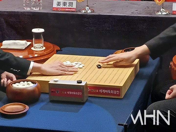 강동윤 9단과 탄샤오 9단이 돌을 가리고 있다. 강 9단의 백번이다.(사진=부산에서 MHN 엄민용 선임기자)