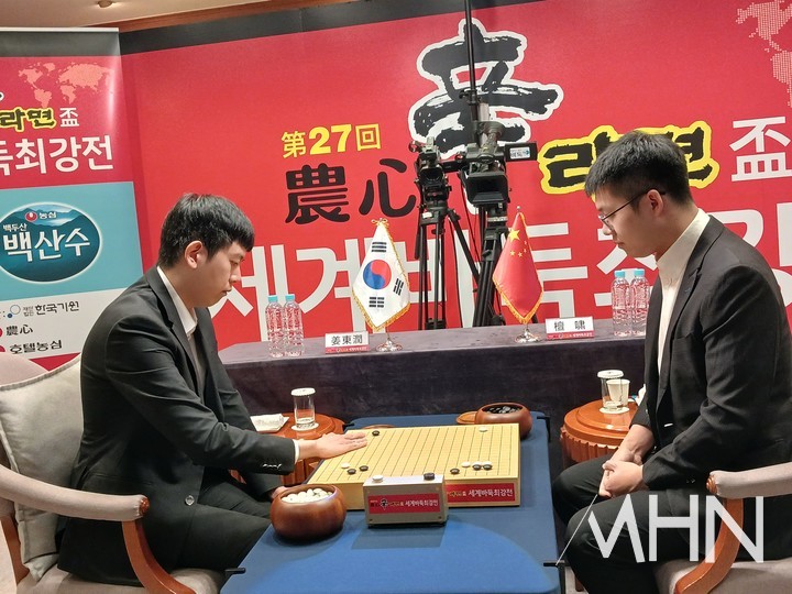 강동윤 9단(왼쪽)과 탄샤오 9단이 대국하고 있다.(사진 부산에서 MHN 엄민용 선임기자)